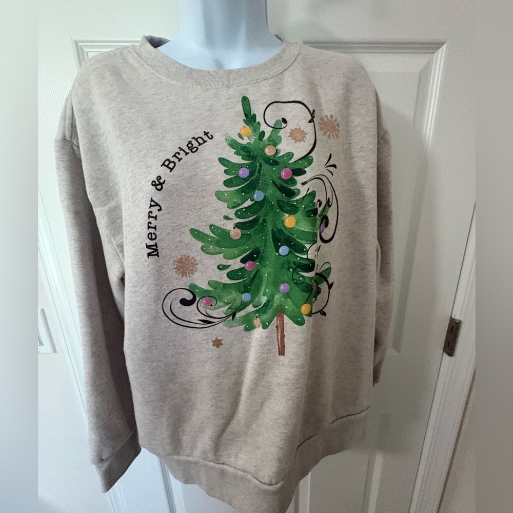 DEC. 25th Women's Sweatshirt Size LG Light Gray Crewneck Christmas Tree Holiday